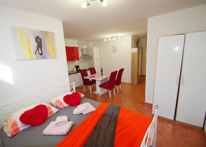 Cony And Tara Apartman Póla